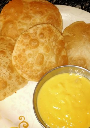A picture of Sattu ki kachori with aamras.