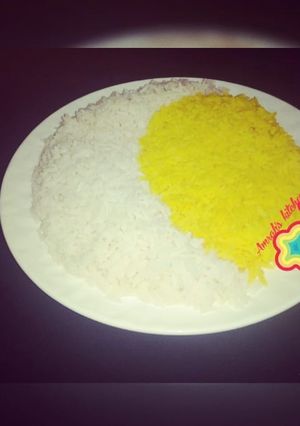 A picture of 2 colours rice.