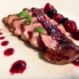Magret de pato con frutos del bosque