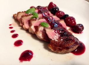 Una foto de Magret de pato con frutos del bosque