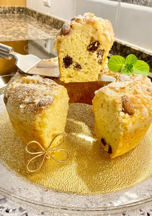 Una foto de Pastel con glaseado “crema de almendras” (Cake with “almond cream” icing)
