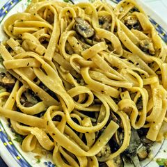 A picture of Fettuccine Alfredo with Mushrooms.