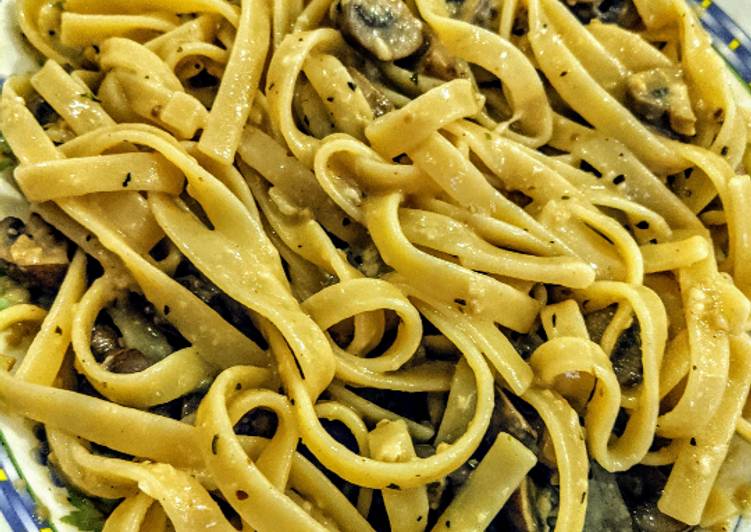 Simple Way to Prepare Homemade Fettuccine Alfredo with Mushrooms