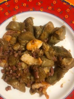 Una foto de Salteado de alcachofas con gambas y jamón