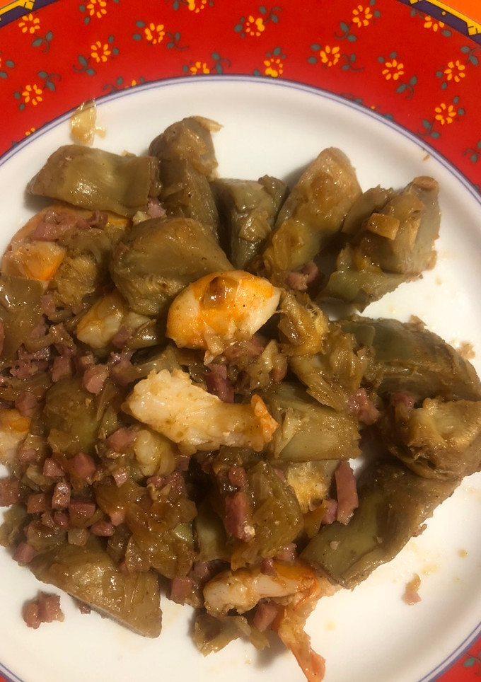 Una foto de Salteado de alcachofas con gambas y jamón