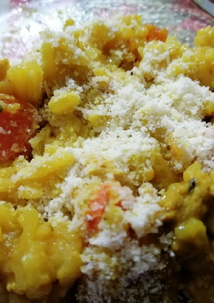 Una foto de Risotto de verduras pollo y cúrcuma... ♥️