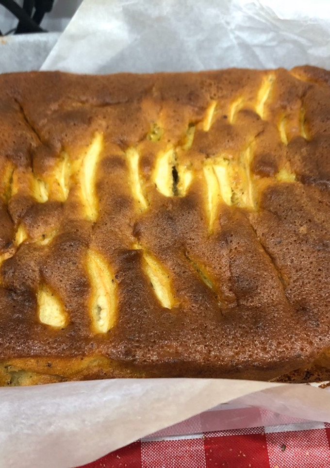 Una foto de Bizcocho con manzana y chocolate