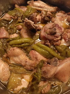 Una foto de Pollo con pimientos verdes