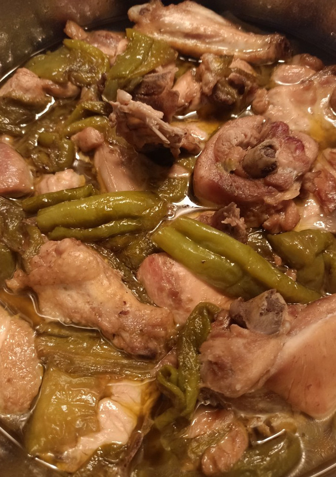 Una foto de Pollo con pimientos verdes