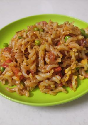 व्हेज पास्ता (veg pasta recipe in marathi) रेसिपी चे मुख्य फोटो 