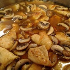 A picture of Chicken Marsala.