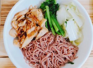 Hình của món Bún lứt trộn ức gà.