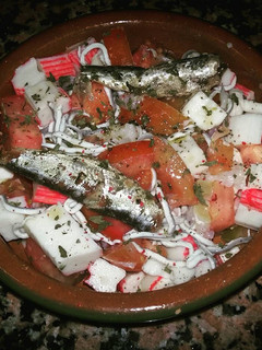 Una foto de Ensalada de mar con tomate