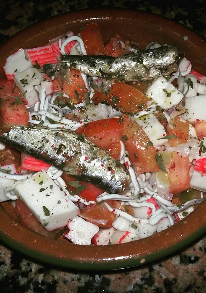 Una foto de Ensalada de mar con tomate