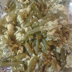 A picture of Green beans and scrambled eggs.