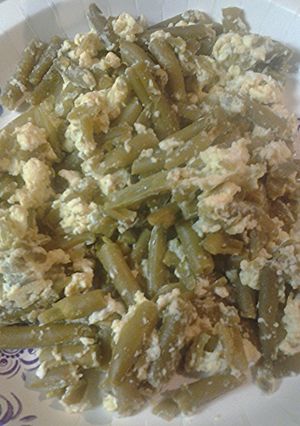 A picture of Green beans and scrambled eggs.