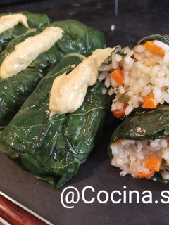 Una foto de Rollitos de acelga de arroz, verduras y wakame con salsa curry