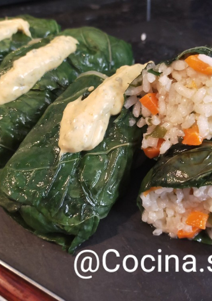 Una foto de Rollitos de acelga de arroz, verduras y wakame con salsa curry