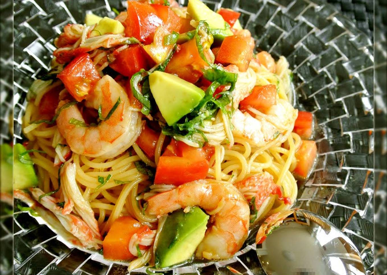 Cold packet of tomatoes, avocado and shrimp with Japanese spices