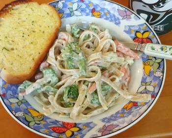 Easy Recipe Alfredo in 20min or less With or Without Chicken Yummy