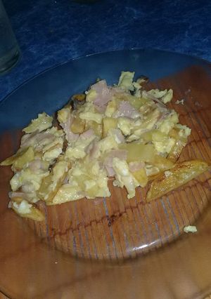 Una foto de Huevo revuelto con papa, jamón y queso💖