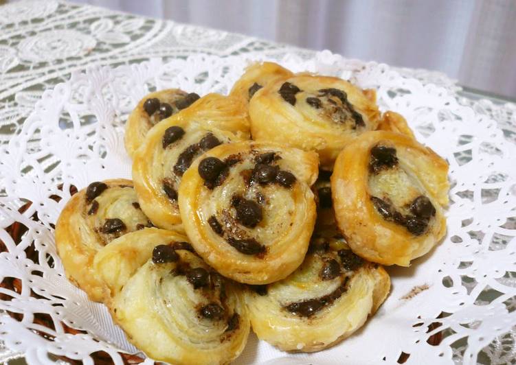 Recipe of Perfect Bite-Sized Chocolate Chip Pies with Frozen Puff Pastry