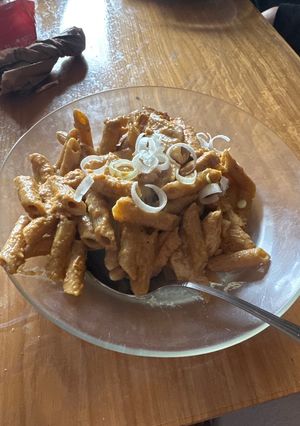 Una foto de Solomillo Marinado de Pavo con Pasta Cremosa y Verduras Salteadas
