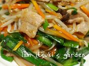 A picture of bean sprout and chicken