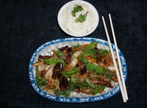 Una foto de Hígado salteado con vainas de arvejas verdes y salsa teriyaki