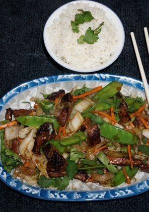 Una foto de Hígado salteado con vainas de arvejas verdes y salsa teriyaki