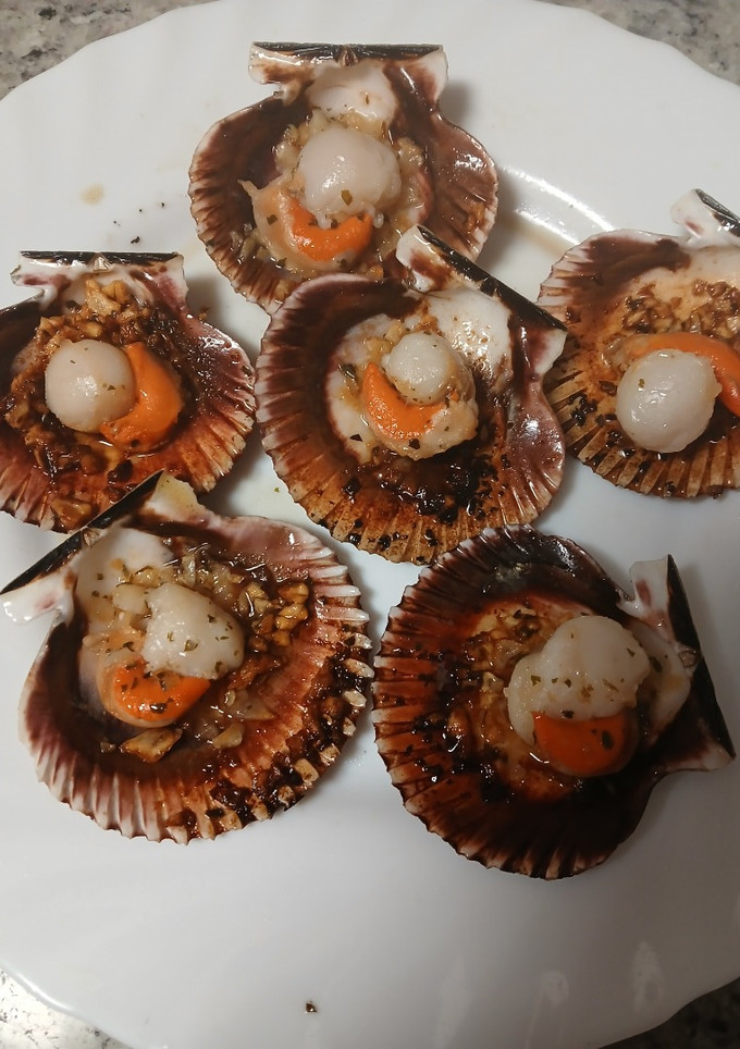 Una foto de Vieiras a la plancha