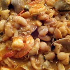 A picture of portuguese white beans and seafood (feijoada de marisco).