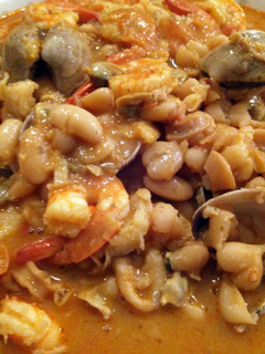 A picture of portuguese white beans and seafood (feijoada de marisco).