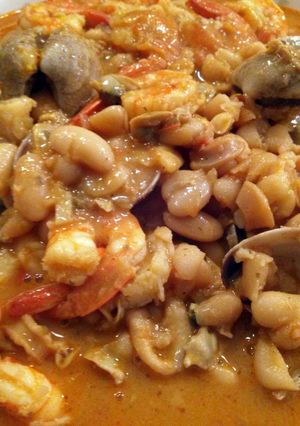 A picture of portuguese white beans and seafood (feijoada de marisco).