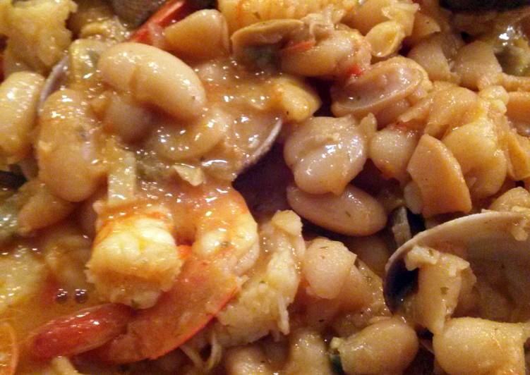 Recipe of Homemade portuguese white beans and seafood (feijoada de marisco)