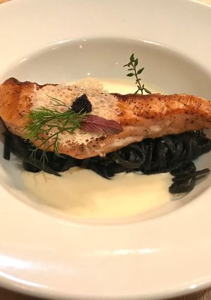 Hình của món Mì đen Cá hồi sốt kem.