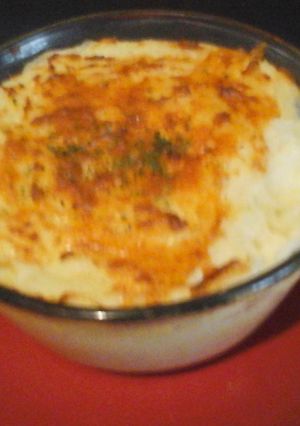 A picture of My Cottage Cauliflower Cheese Pie 😉.
