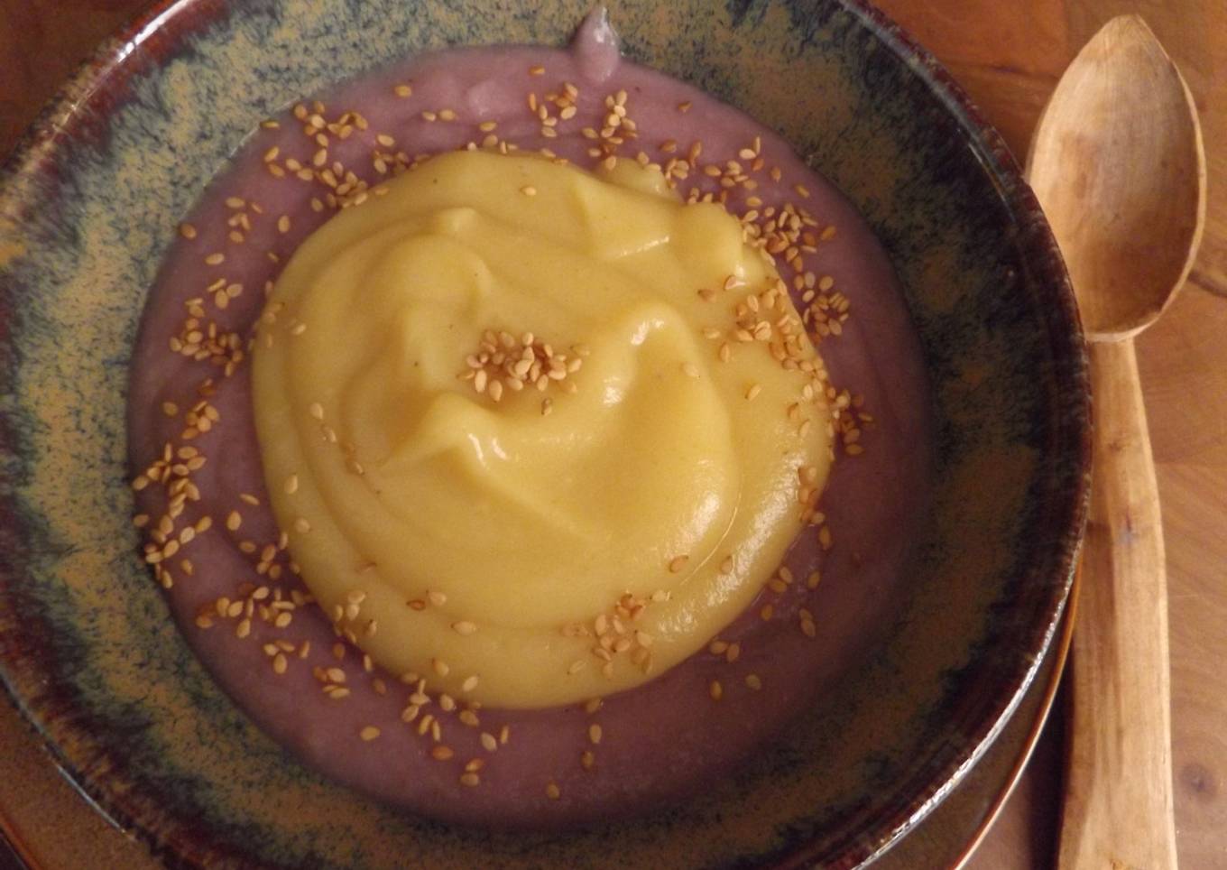 Puré bicolor de coliflor con aceite de pistacho y semillas de sésamo