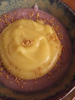 Una foto de Puré bicolor de coliflor con aceite de pistacho y semillas de sésamo