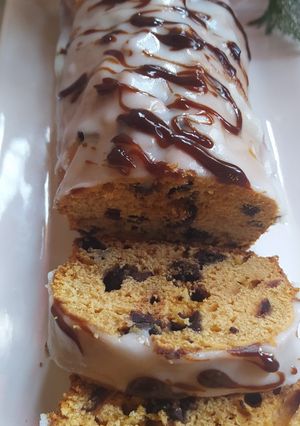 Una foto de Budín De Dulce De Leche, Crema y Chips De Chococlate