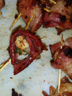 A picture of Bacon wrapped scallops.