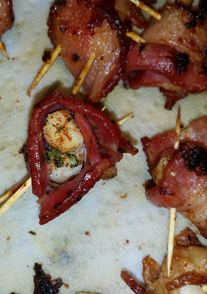 A picture of Bacon wrapped scallops.
