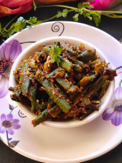 बेसन वाली भिन्डी (besan wali bhindi recipe in Hindi) रेसिपी मुख्य फोटो