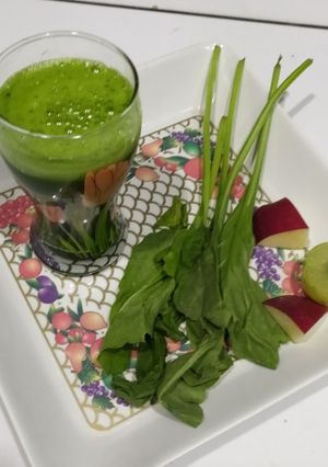 A picture of Palak Amla & apple juice.