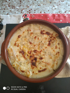 Una foto de Canelones de atún con toque de queso azul en perol de barro