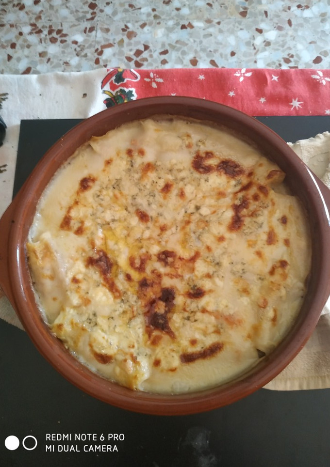 Una foto de Canelones de atún con toque de queso azul en perol de barro