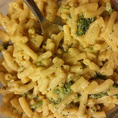 A picture of Broccoli Mac N Cheese the lazy girl way!.