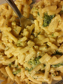 A picture of Broccoli Mac N Cheese the lazy girl way!.