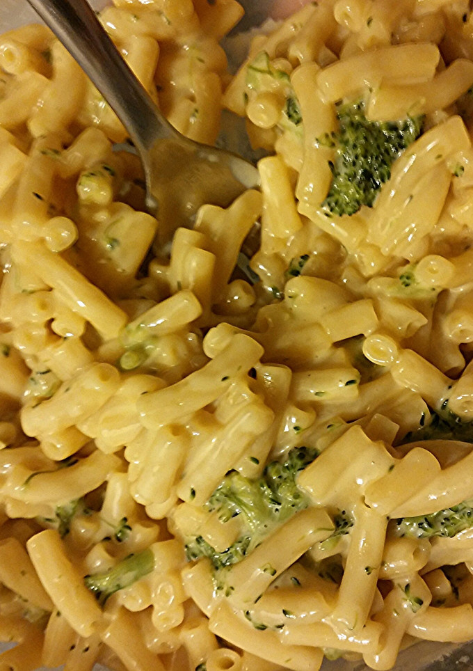 A picture of Broccoli Mac N Cheese the lazy girl way!.