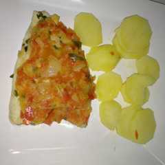Una foto de Dorada vapor con verduras y patatas
